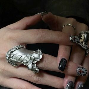 Videmus Omnia Corset Ring